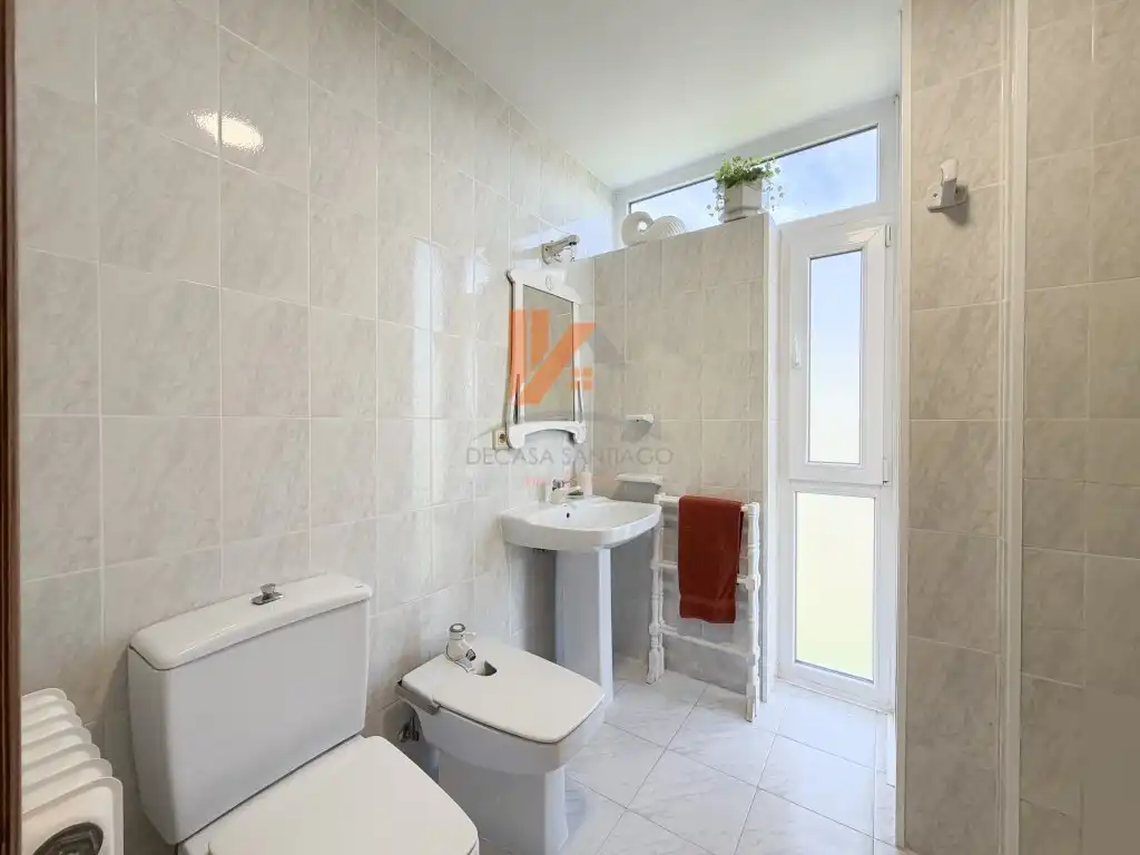 Baño de Casa adosada en venta en Brión con Jardín privado, Trastero y Horno