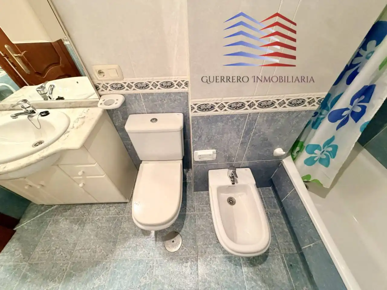 Baño de Apartamento de alquiler en Ourense Capital  con Calefacción, Parquet y Trastero