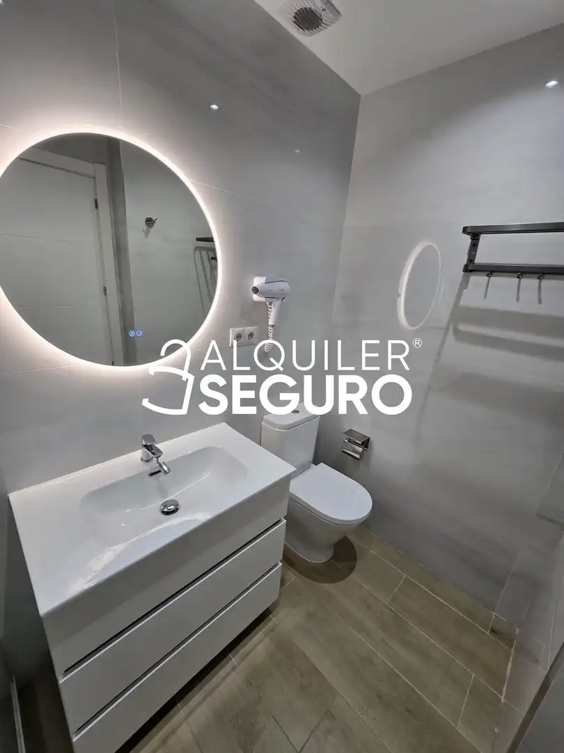 Badezimmer von Wohnung zur Miete in Coslada mit Klimaanlage, Heizung und Möbliert