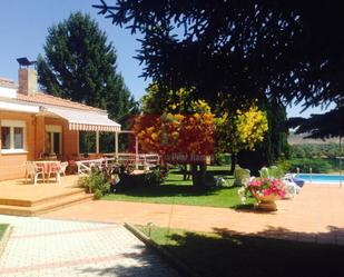 Jardí de Casa o xalet en venda en Villaquilambre amb Terrassa i Piscina