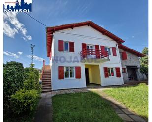 Vista exterior de Casa o xalet en venda en Noja amb Jardí privat, Terrassa i Moblat