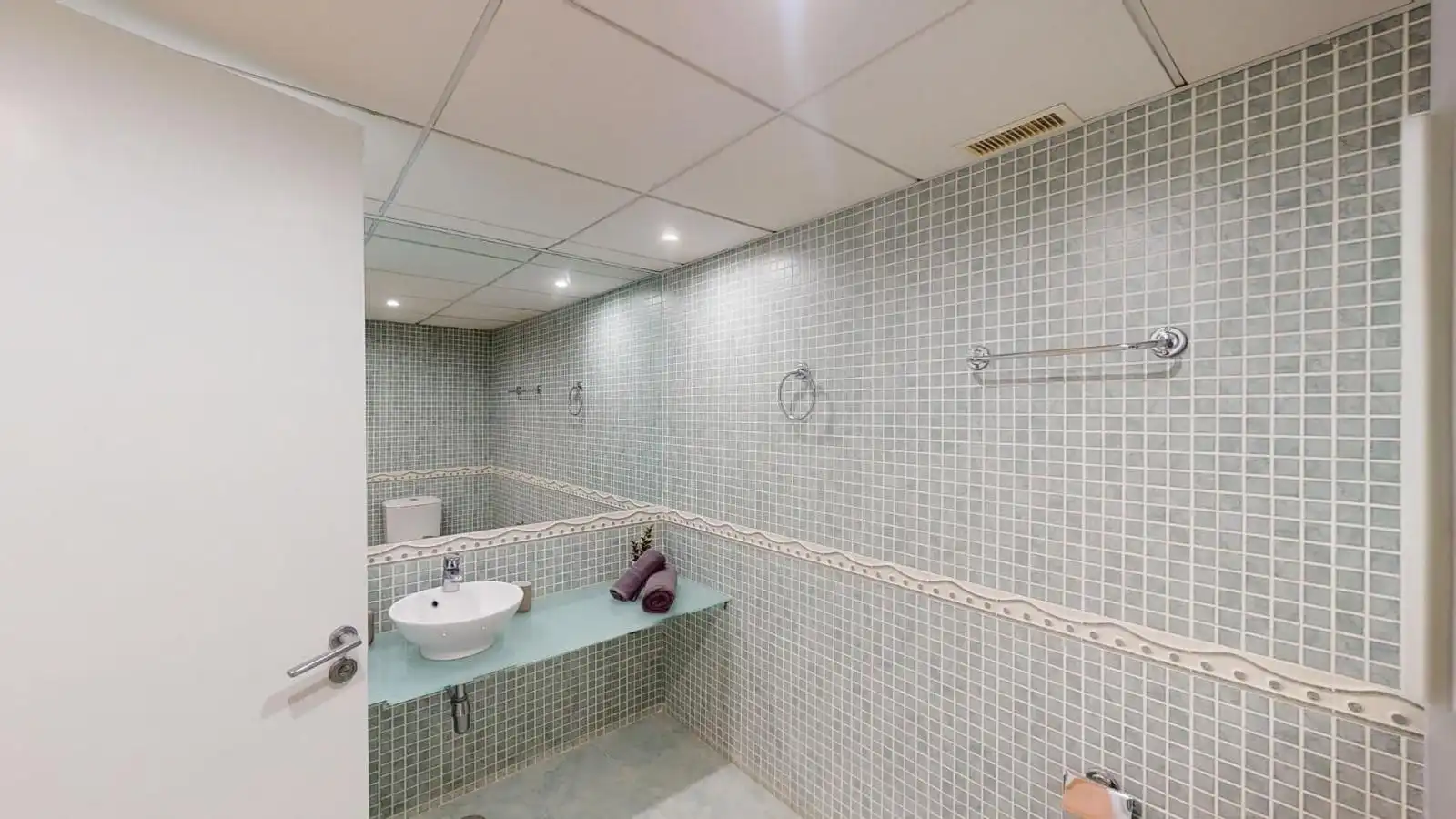 Badezimmer von Dachboden zum Verkauf in Fuengirola mit Klimaanlage, Terrasse und Gemeinschaftspool