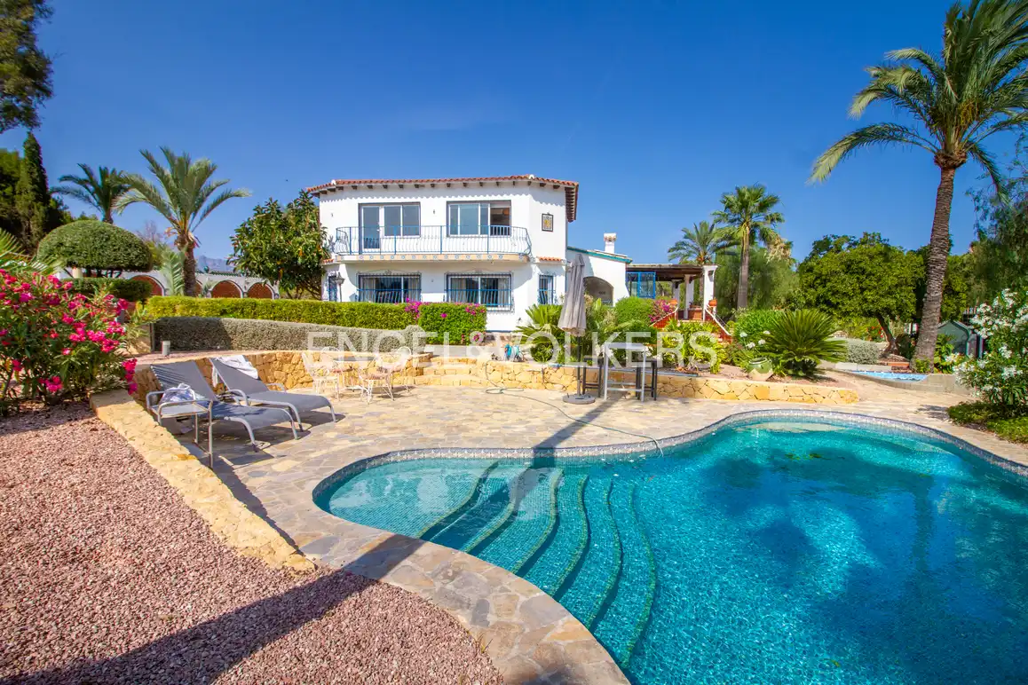Casa con piscina en venta en Pueblo - Urbanizaciones