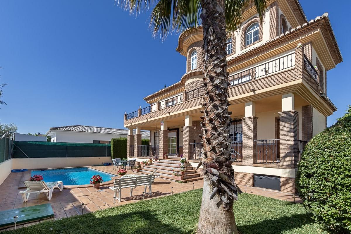 Exterior view of House or chalet for sale in Cúllar Vega  with Air Conditioner, Heating and Private garden