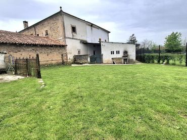 Casa aparellada amb balcó en venda a Santa María de Cayón