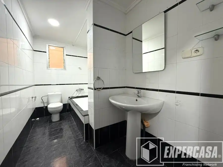 Bany de Casa o xalet en venda en Riba-roja de Túria amb Aire condicionat i Terrassa