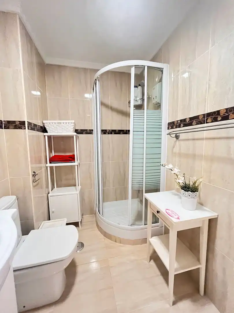 Baño de Piso de alquiler en Madrid con Aire acondicionado, Terraza y Amueblado