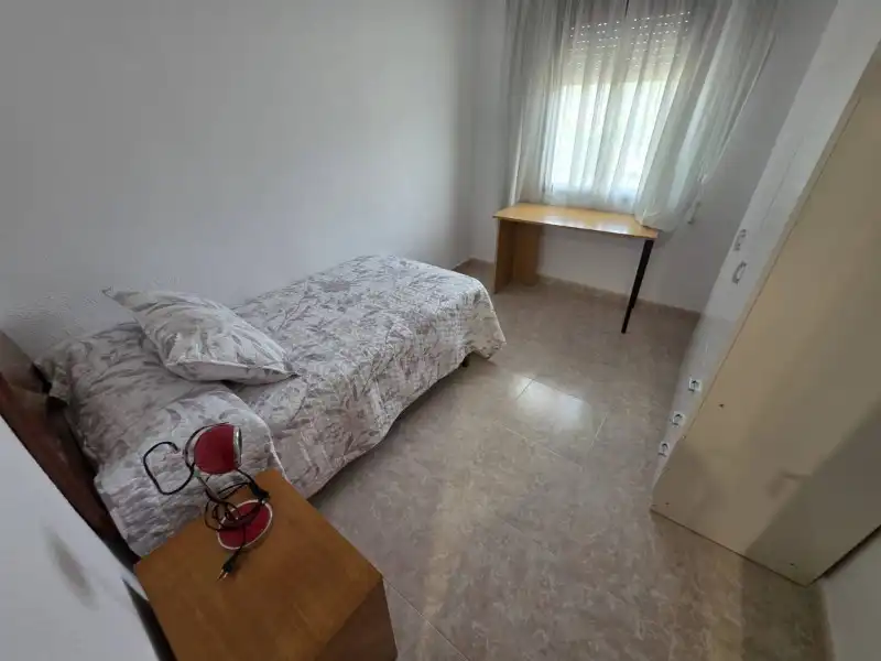 Dormitori de Pis de lloguer en Plasencia amb Aire condicionat i Jardí privat