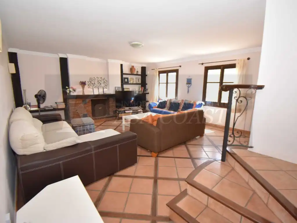Sala de estar de Casa adosada en venta en Fuengirola con Aire acondicionado, Jardín privado y Terraza