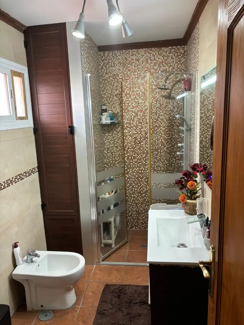 Badezimmer von Einfamilien-Reihenhaus zum Verkauf in Arico mit Terrasse, Abstellraum und Möbliert
