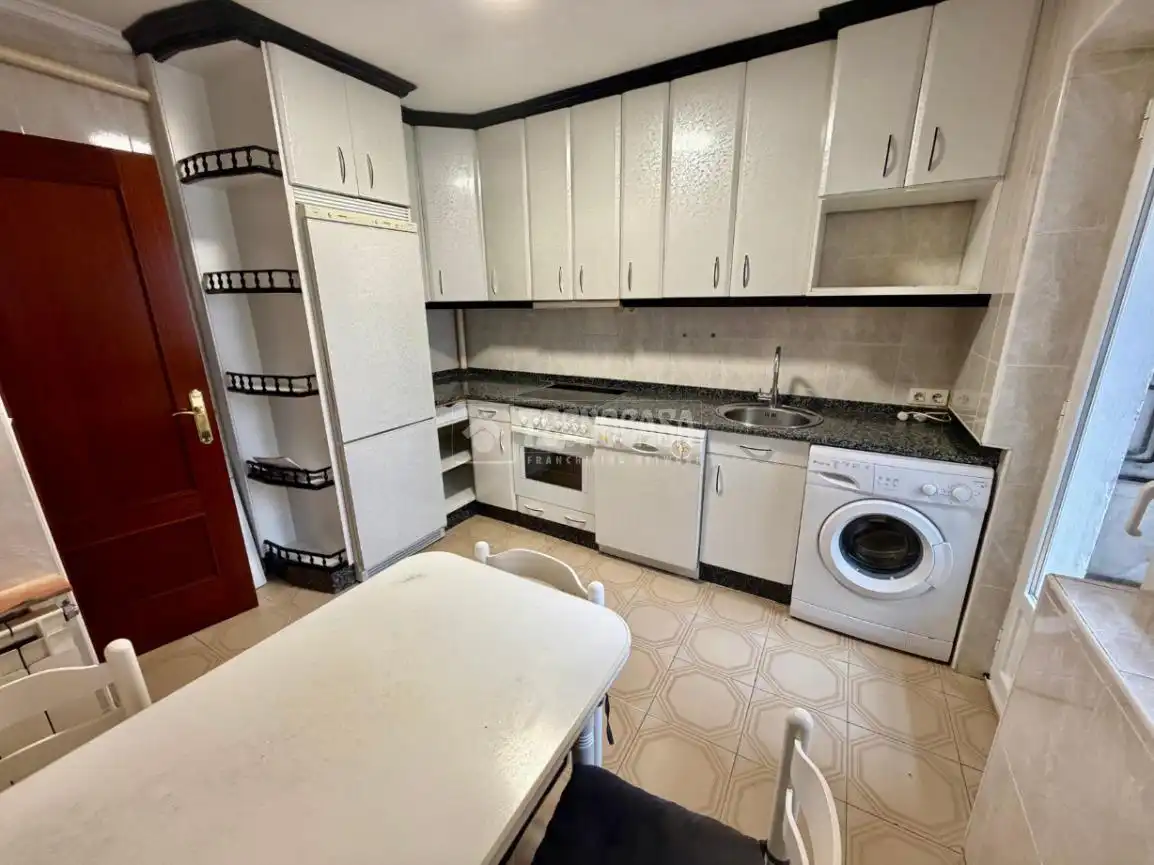 Cocina de Piso en venta en León Capital  con Calefacción, Terraza y Trastero