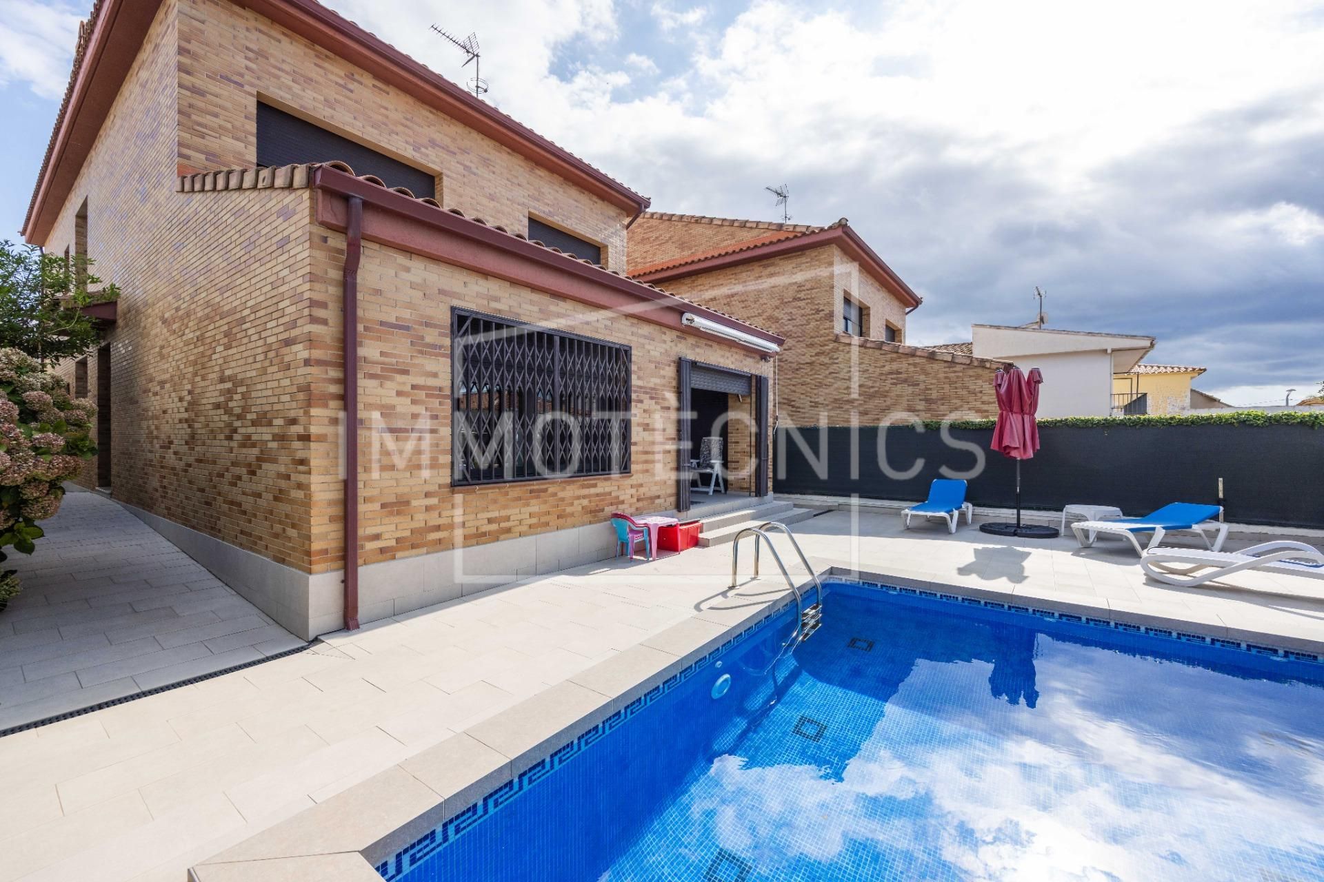 Swimming pool of House or chalet for sale in Pineda de Mar  with Air Conditioner, Heating and Private garden