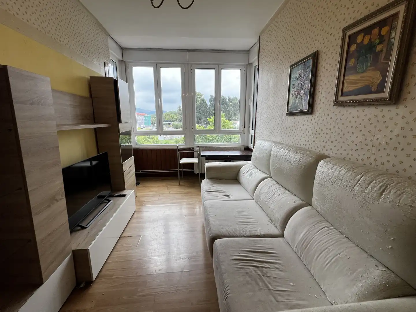 Sala de estar de Piso en venta en Torrelavega  con Calefacción, Jardín privado y Parquet