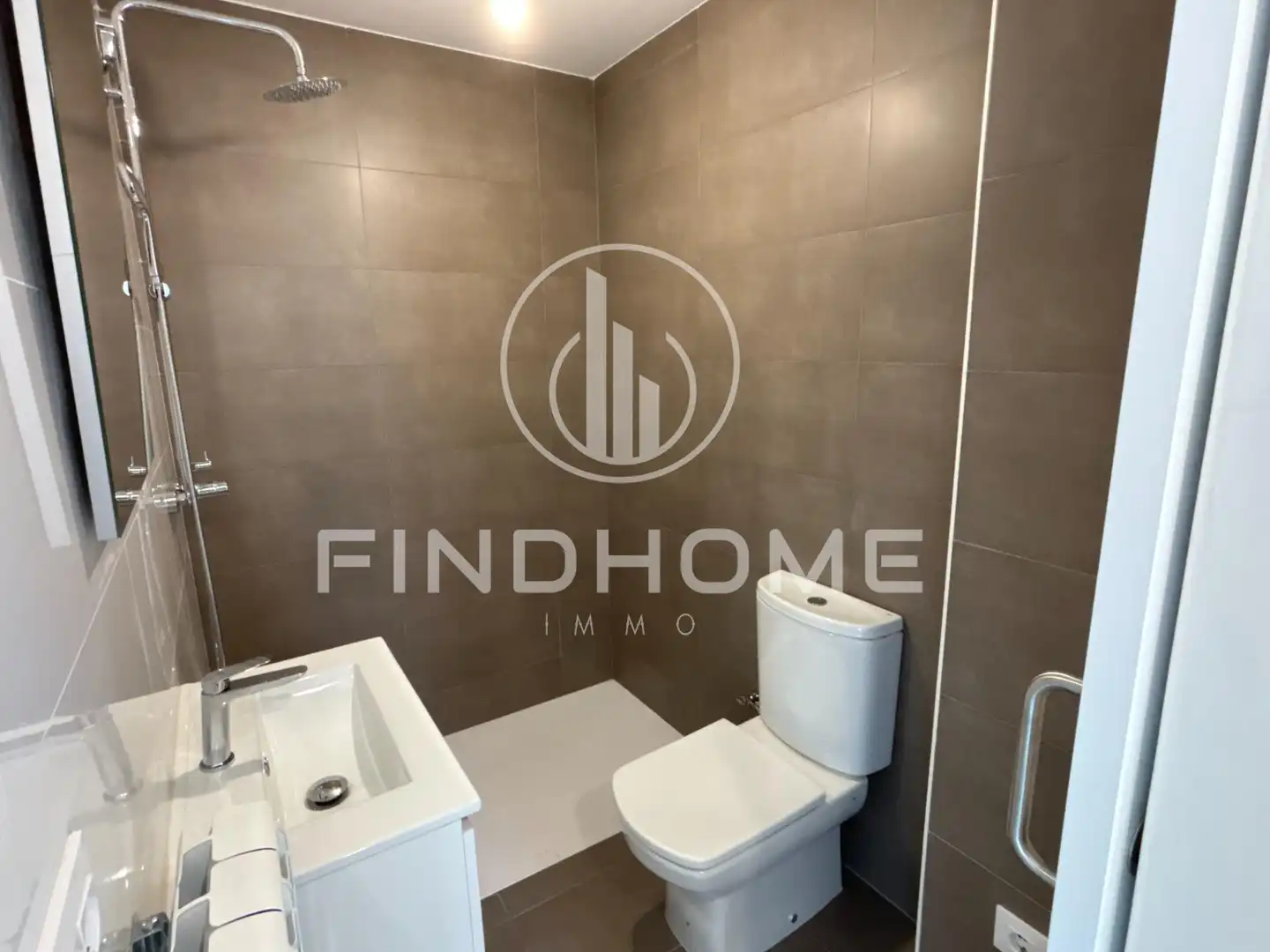 Baño de Ático en venta en Olot con Calefacción, Terraza y Trastero