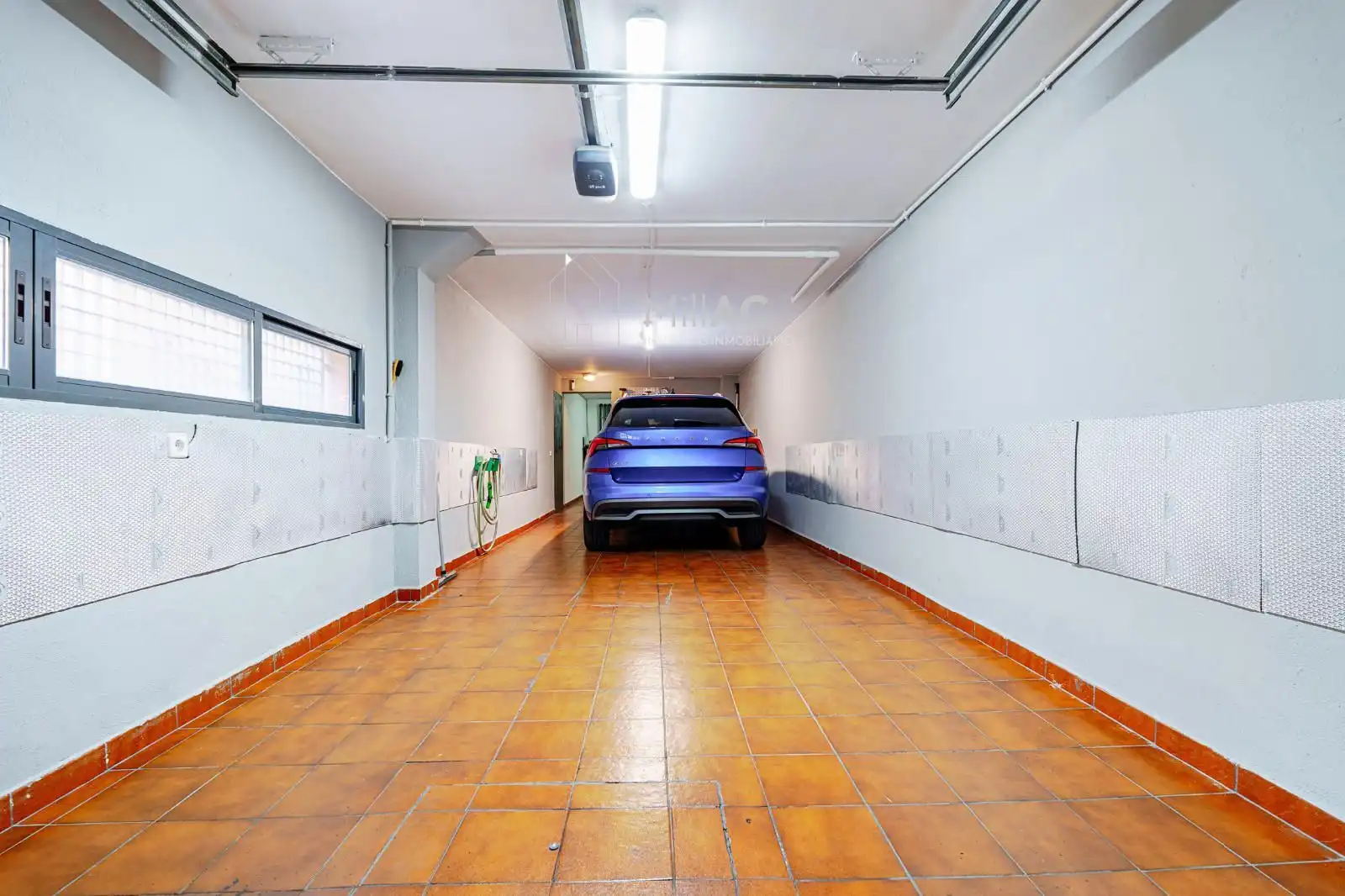 Parking de Casa adosada en venta en Madrid con Aire acondicionado, Calefacción y Jardín privado
