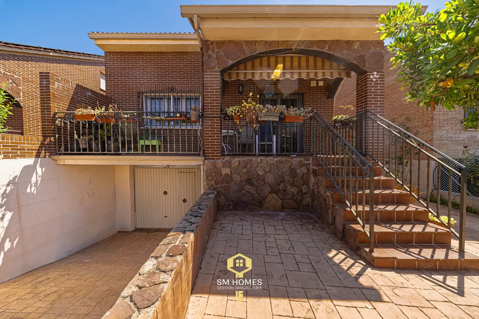 Vista exterior de Casa o xalet en venda en Meco amb Aire condicionat, Calefacció i Jardí privat