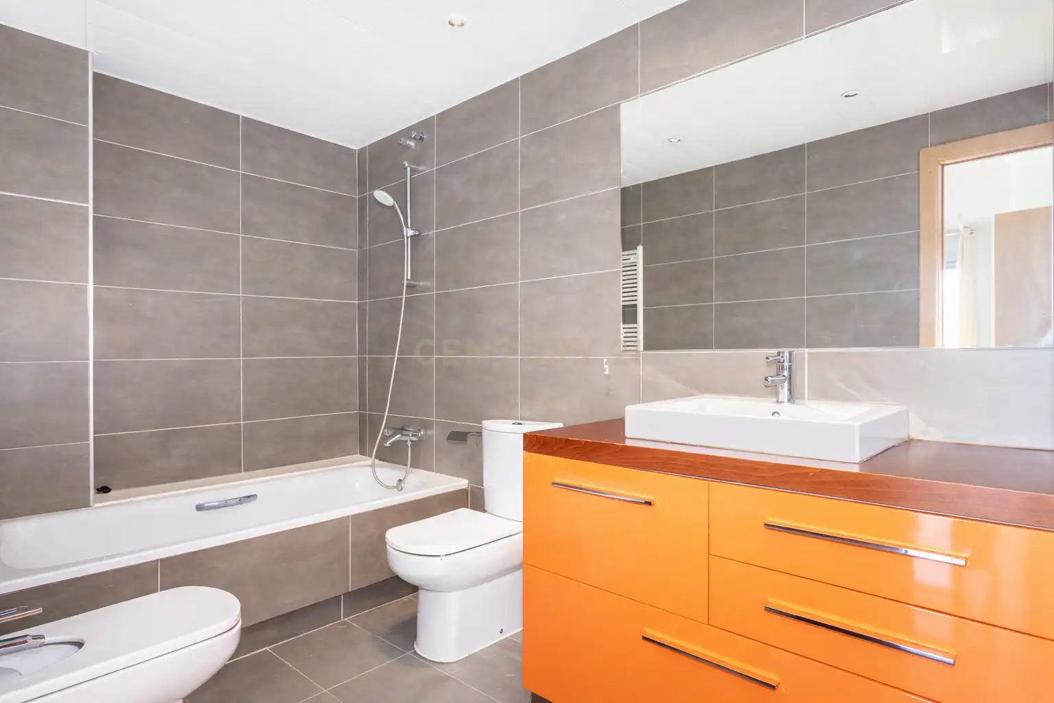 Baño de Apartamento en venta en Badalona con Jardín privado, Piscina y Balcón