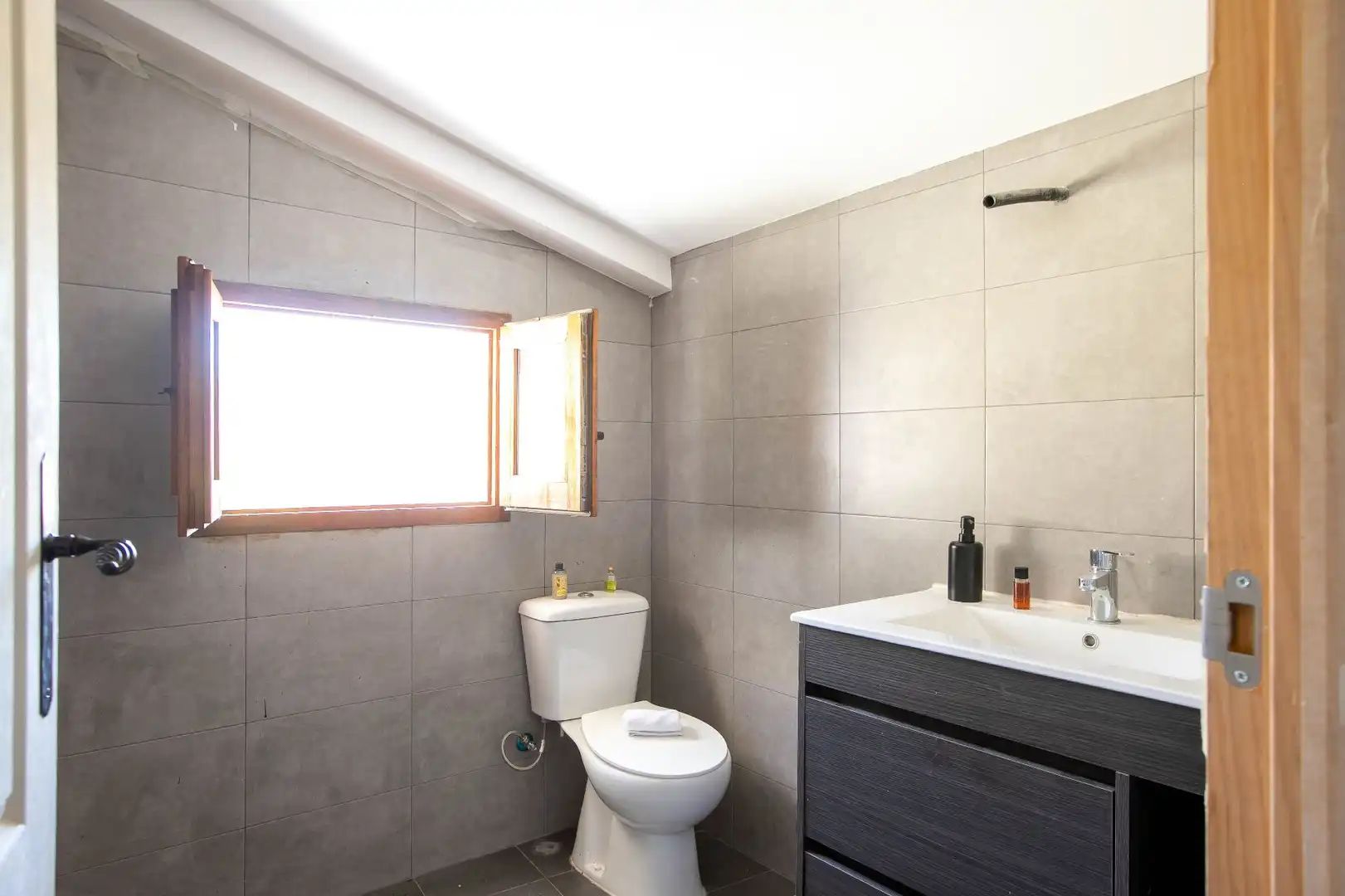 Baño de Finca rústica en venta en Guirguillano con Calefacción, Terraza y Trastero