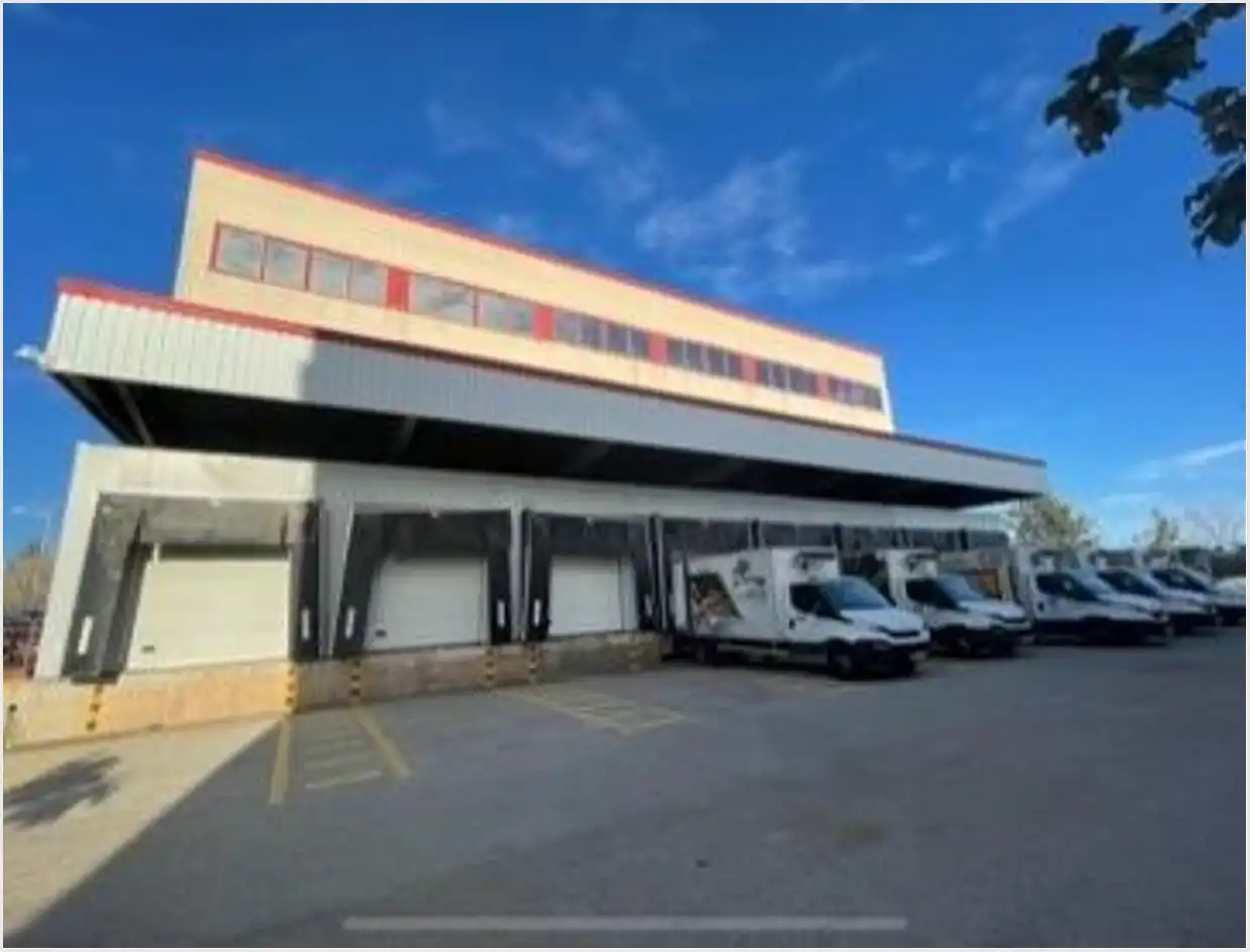 Vista exterior de Nave industrial de alquiler en Castelldefels con Alarma