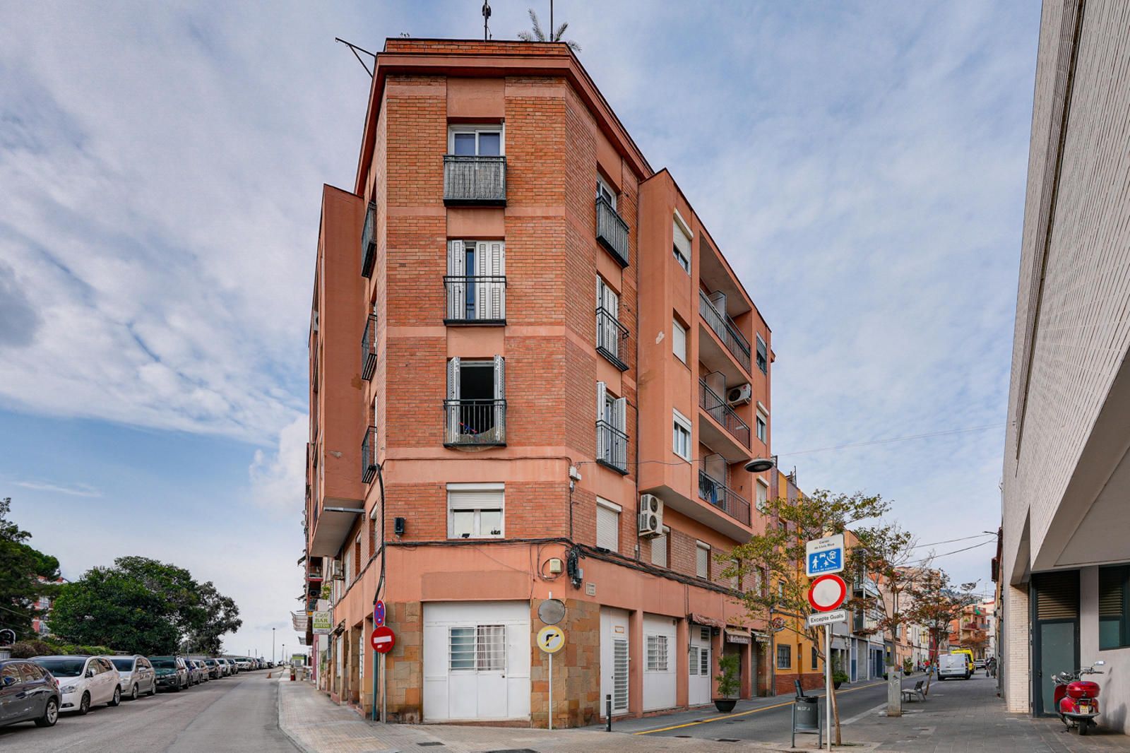 Exterior view of Flat for sale in Sant Feliu de Llobregat  with Oven