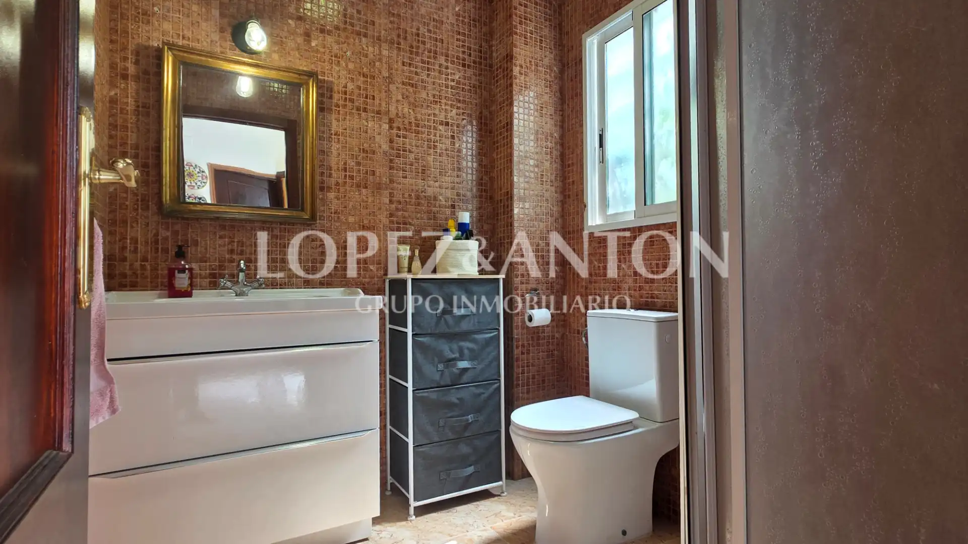 Bathroom of Detached homes for sale in La Pobla de Vallbona  with Air Conditioner, Terrace and Swimming Pool