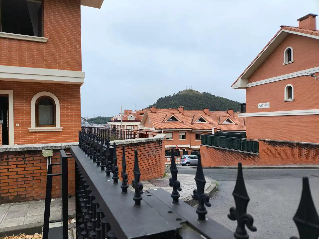 Vista exterior de Casa adosada en venta en Castro-Urdiales con Calefacción, Terraza y Balcón