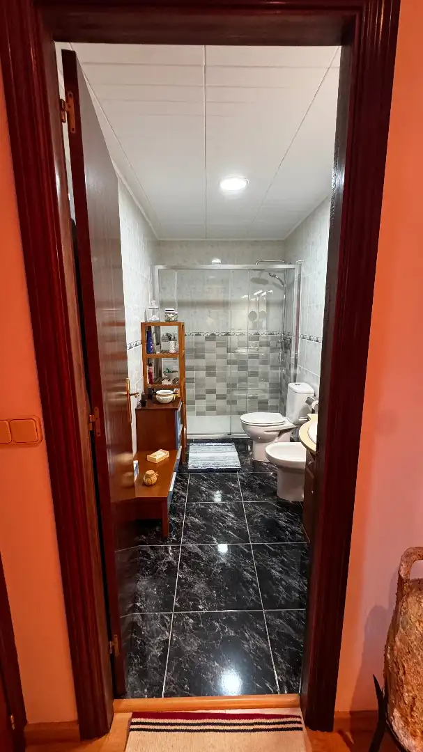 Badezimmer von Wohnung zum Verkauf in Roda de Berà mit Klimaanlage, Heizung und Parkett