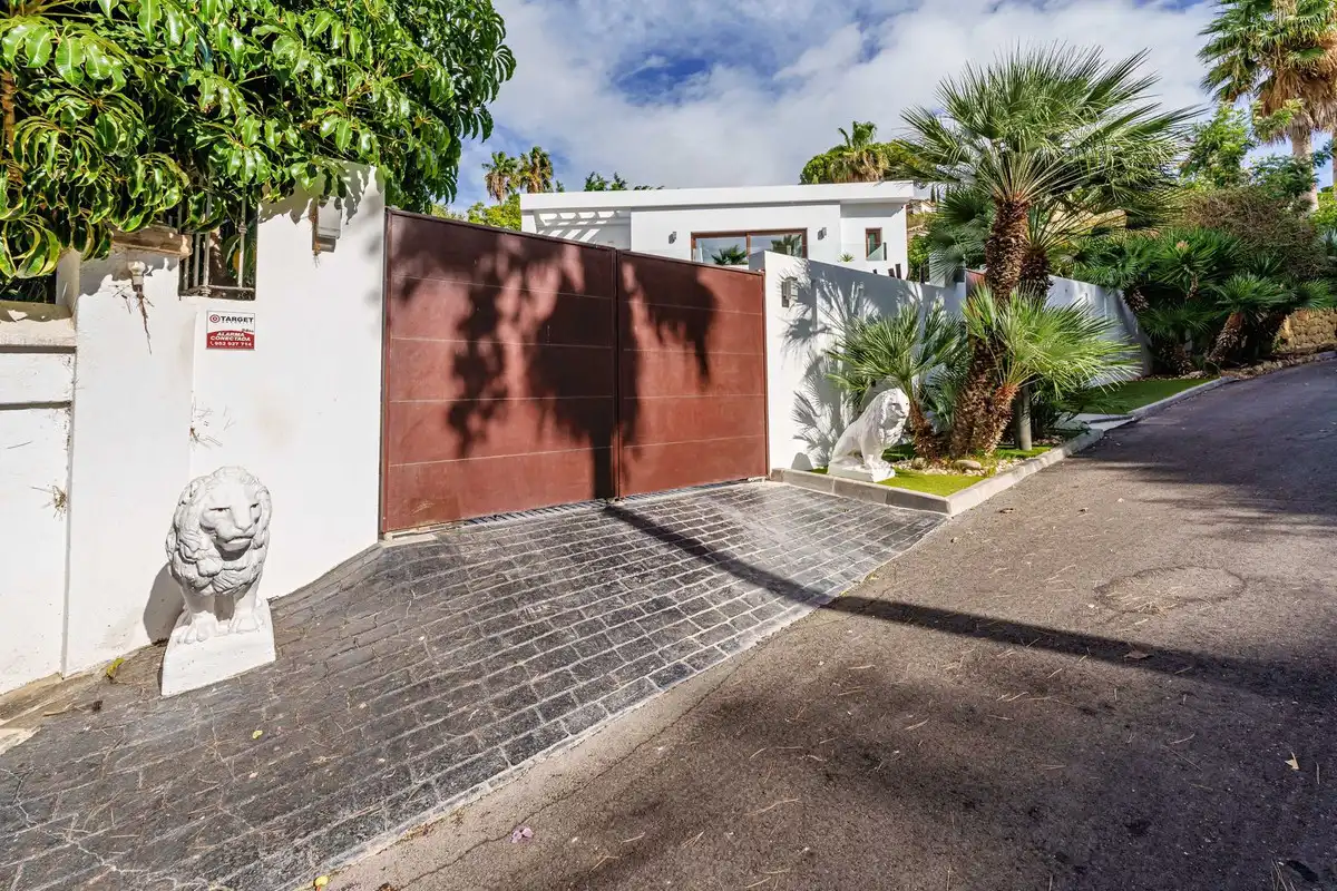 Vista exterior de Casa o chalet en venta en Marbella con Terraza y Piscina