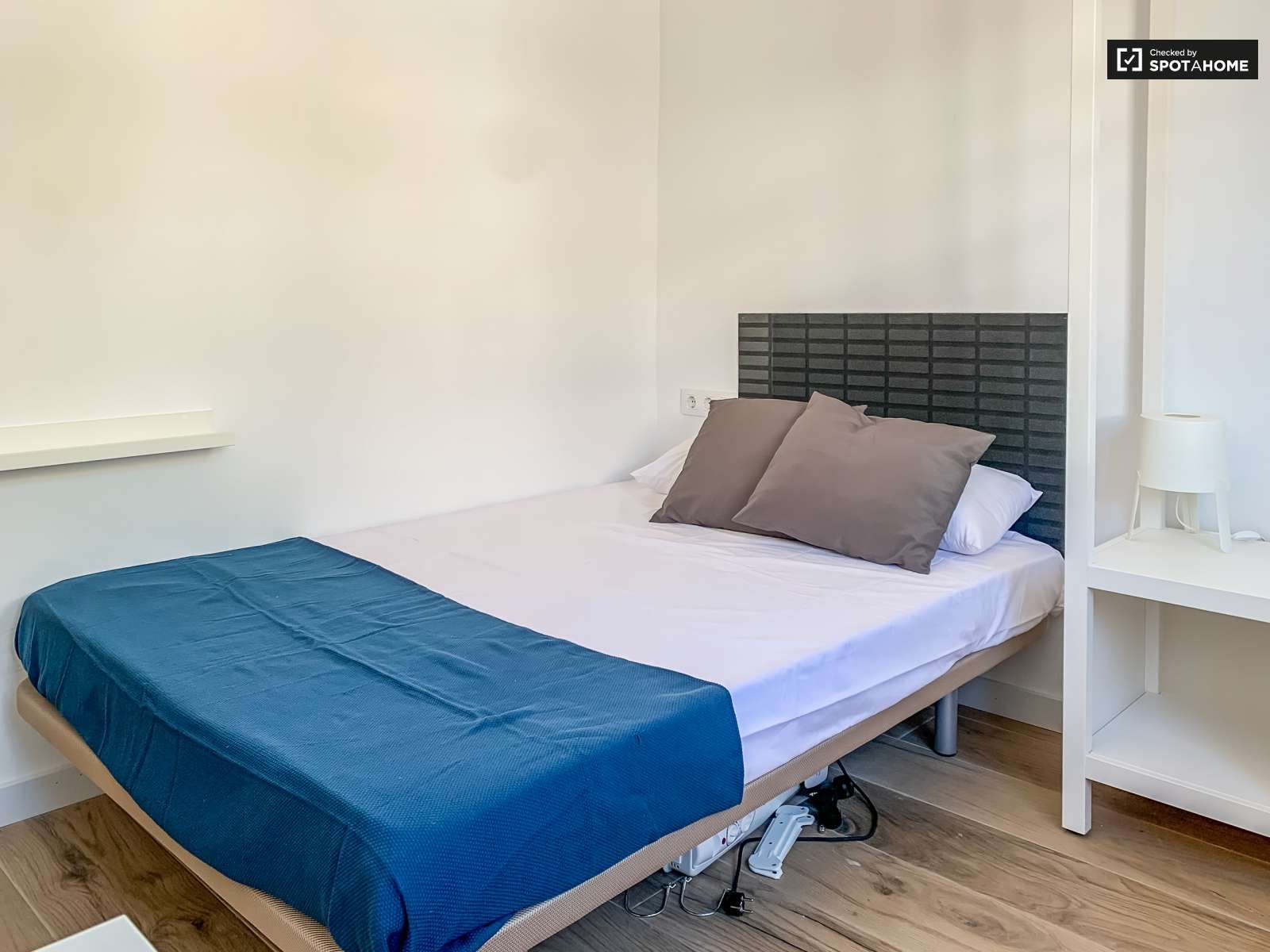 Bedroom of Flat to share in L'Hospitalet de Llobregat  with Air Conditioner, Heating and Terrace