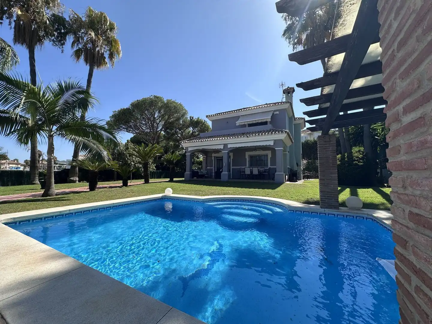 Chalet con piscina en venta en Avenida Benamara 15