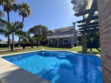 Villa avec piscine à vendre à Avenida Benamara 15