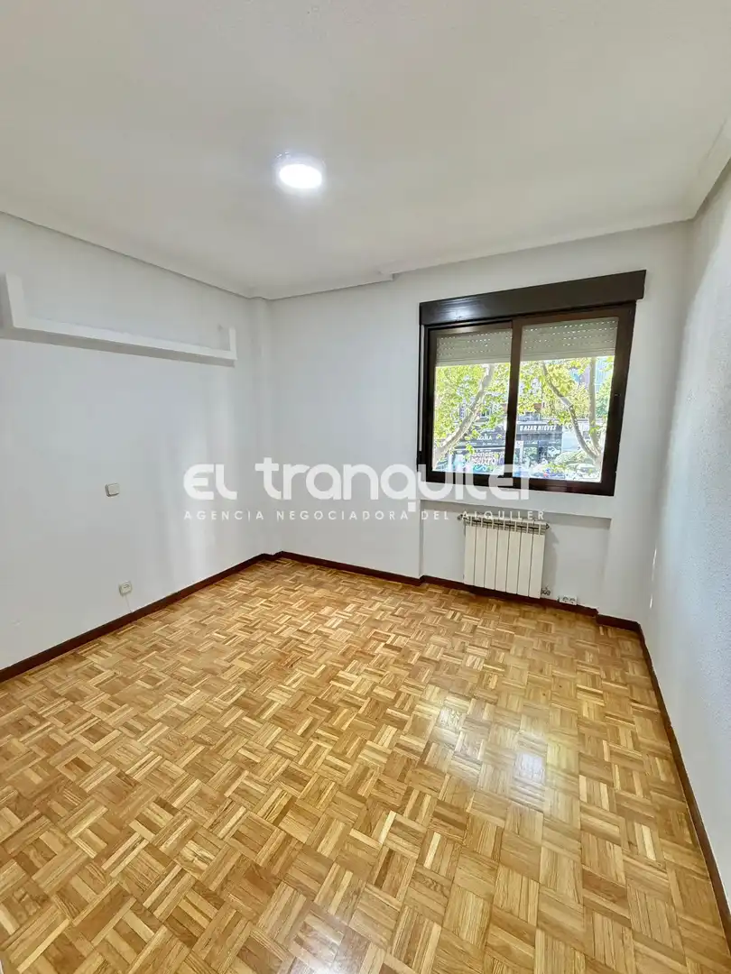 Schlafzimmer von Wohnung zur Miete in Madrid mit Klimaanlage, Parkett und Terrasse