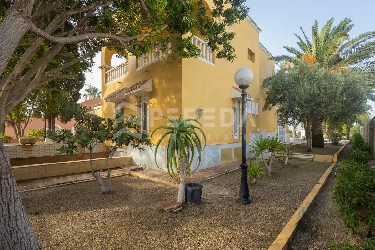 Vista exterior de Casa o chalet en venta en Roquetas de Mar ciudad