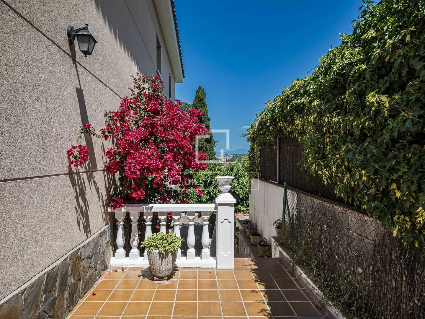 Vista exterior de Casa o xalet en venda en Sant Cugat del Vallès amb Aire condicionat, Calefacció i Jardí privat