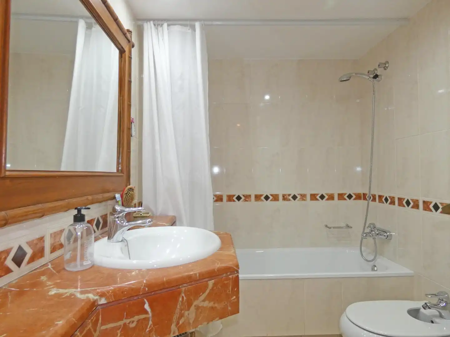 Baño de Piso de alquiler en Alicante / Alacant con Aire acondicionado, Calefacción y Amueblado