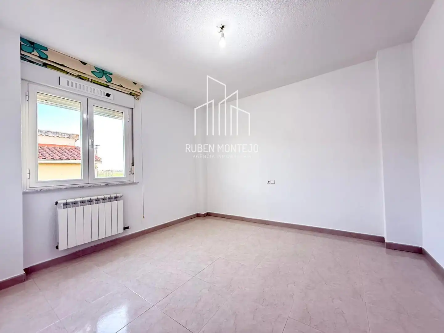 Schlafzimmer von Einfamilien-Reihenhaus zum Verkauf in Matilla de los Caños del Río mit Heizung, Privatgarten und Terrasse