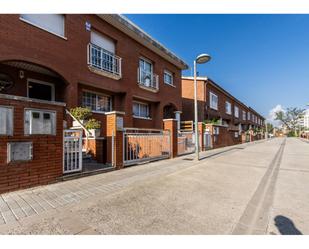 Vista exterior de Casa o xalet en venda en Barberà del Vallès amb Calefacció, Jardí privat i Terrassa