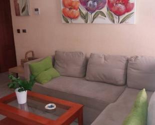 Living room of Flat to rent in  Sevilla Capital  with Air Conditioner, Heating and Community pool