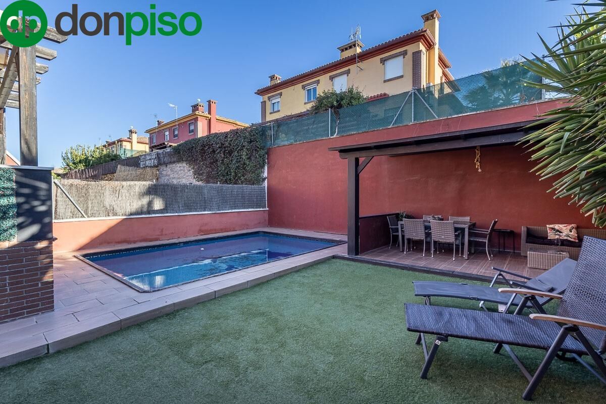 Piscina de Casa adosada en venda en Alhendín amb Aire condicionat, Jardí privat i Terrassa