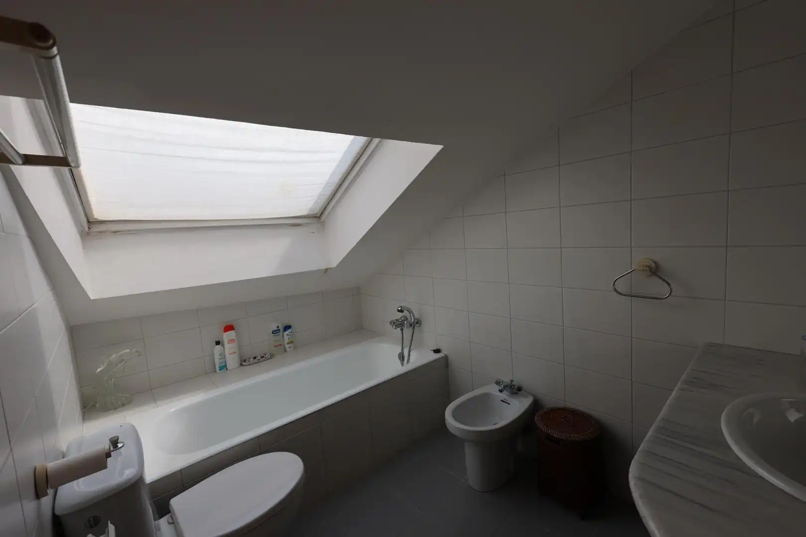 Badezimmer von Dachboden zum Verkauf in Bembibre mit Heizung und Balkon