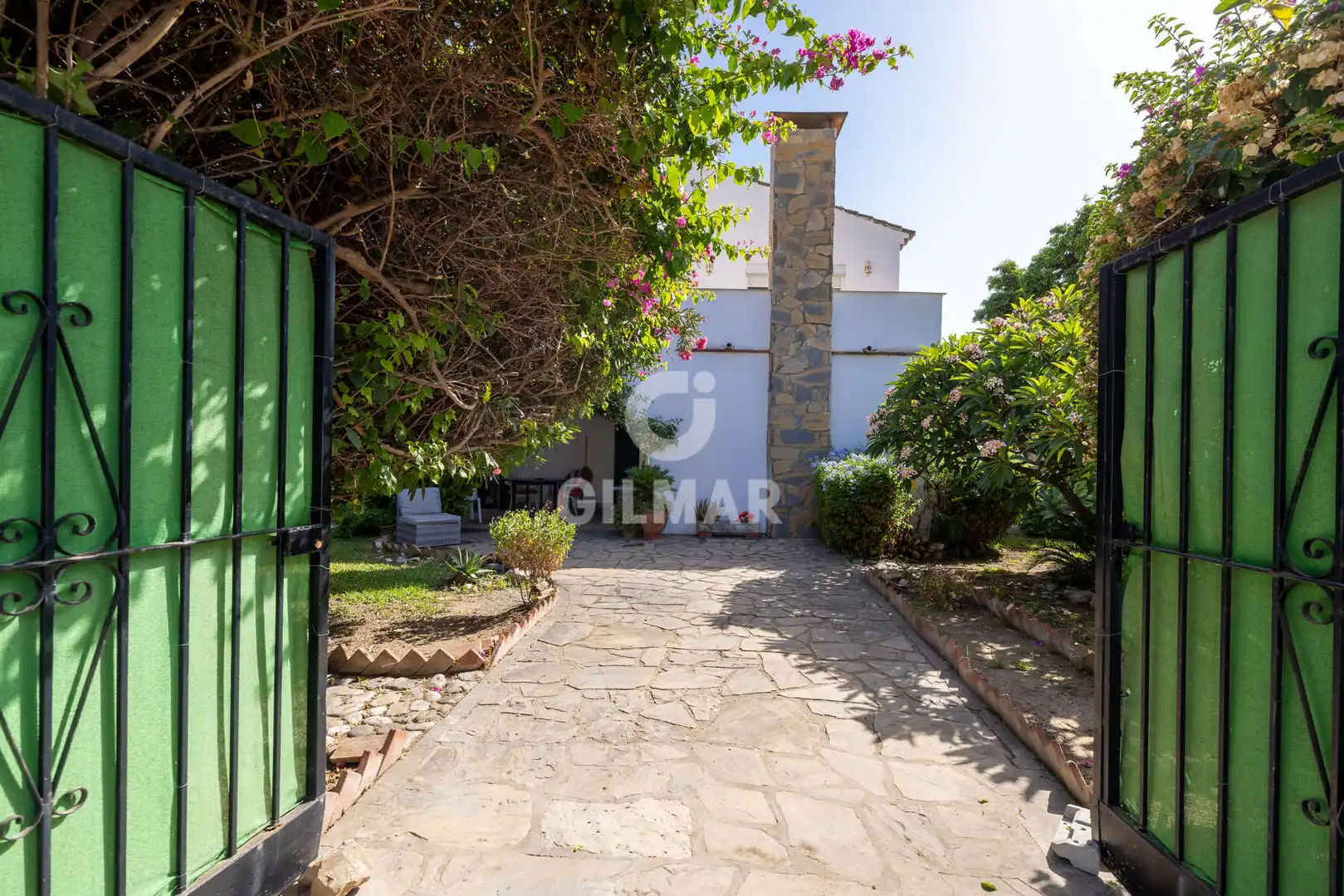 Vista exterior de Casa o xalet en venda en Estepona amb Jardí privat