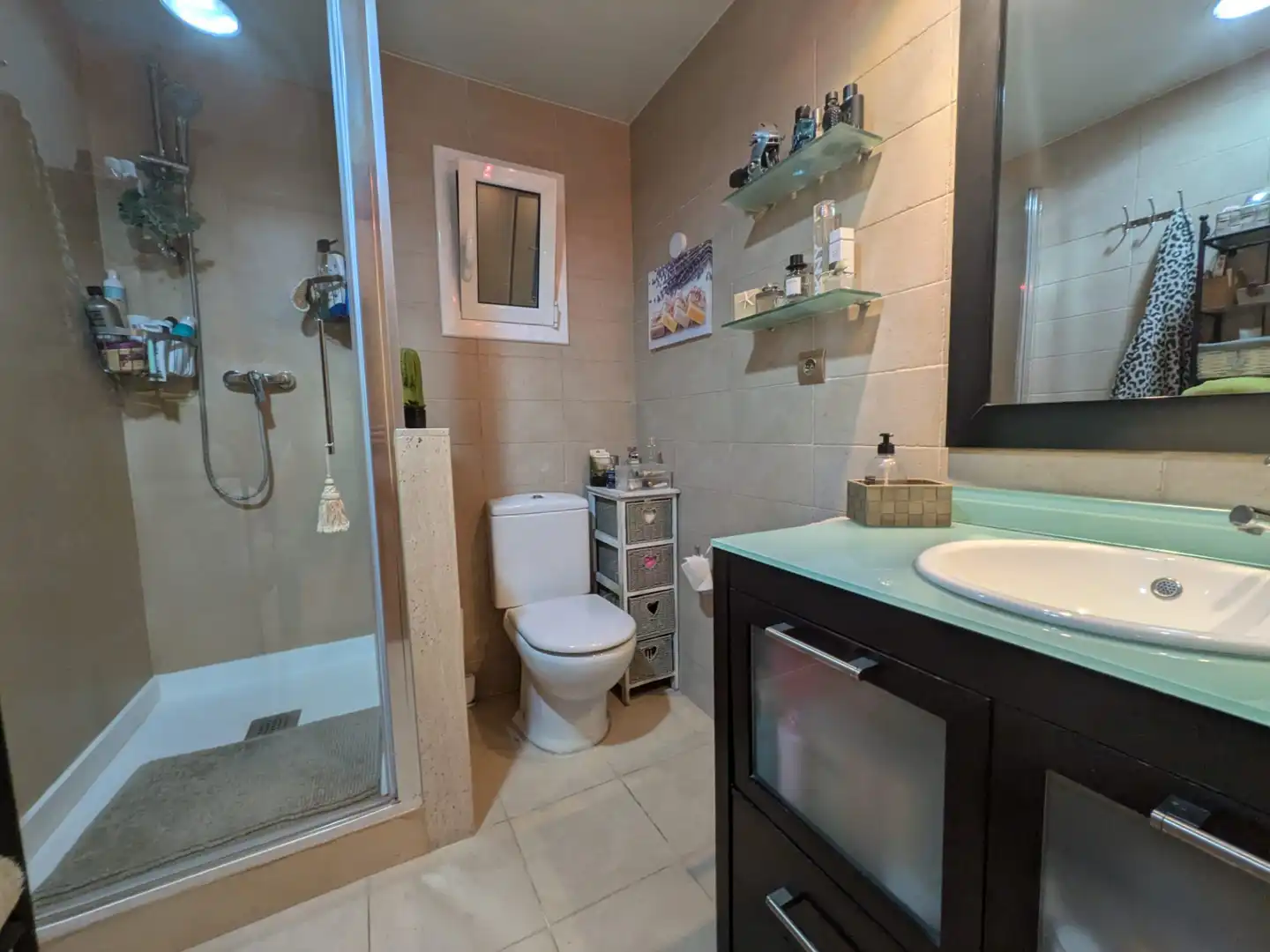 Badezimmer von Wohnung zum Verkauf in Sant Joan Despí mit Klimaanlage, Heizung und Parkett