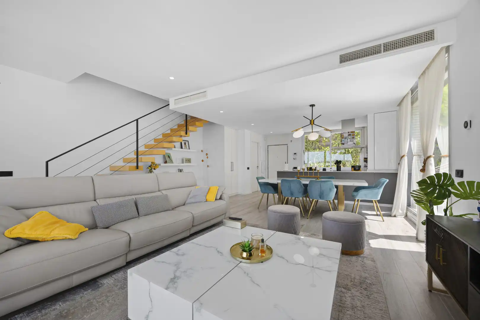 Wohnzimmer von Einfamilien-Reihenhaus zum Verkauf in Estepona mit Klimaanlage, Terrasse und Schwimmbad