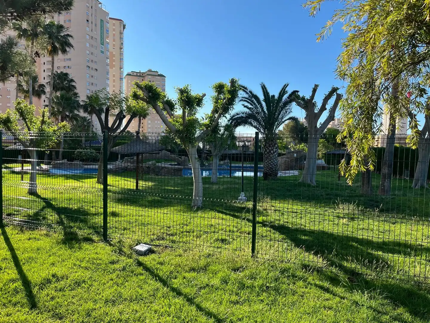 Außenansicht von Wohnung zur Miete in El Campello mit Balkon und Gemeinschaftspool