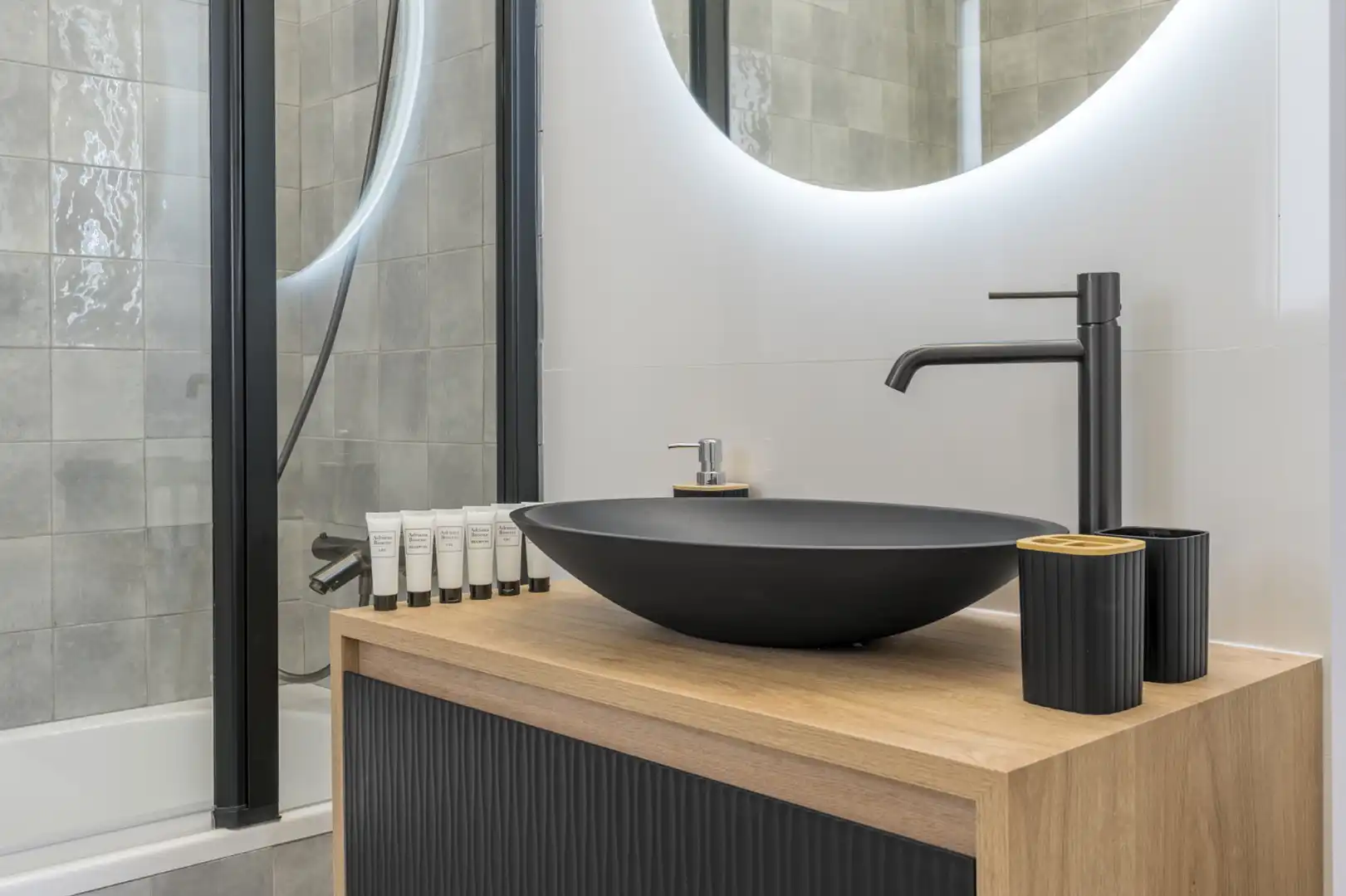 Bathroom of Flat for rent in Granada  with Air Conditioner, Heating and Furnished