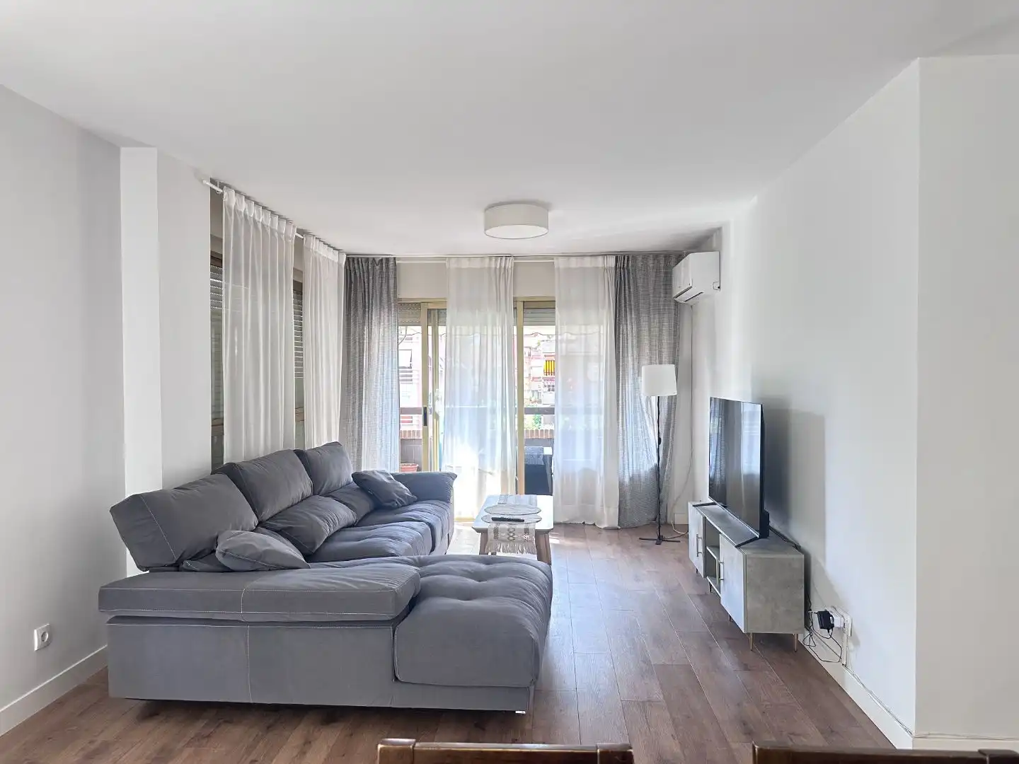Sala d'estar de Pis en venda en  Madrid Capital amb Aire condicionat i Terrassa