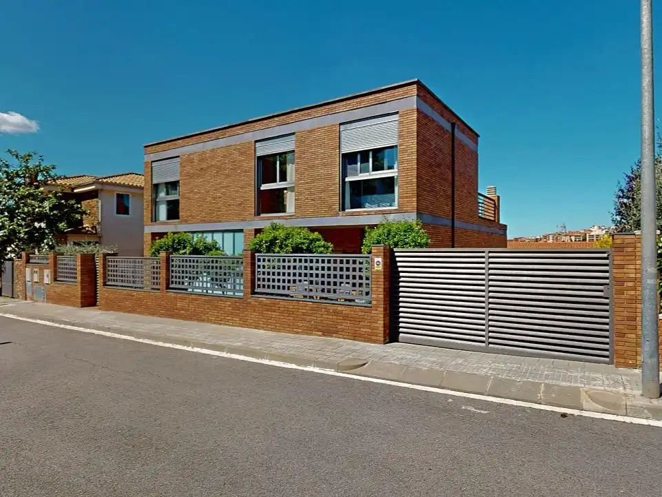 Vista exterior de Casa o xalet en venda en El Papiol amb Aire condicionat, Terrassa i Balcó