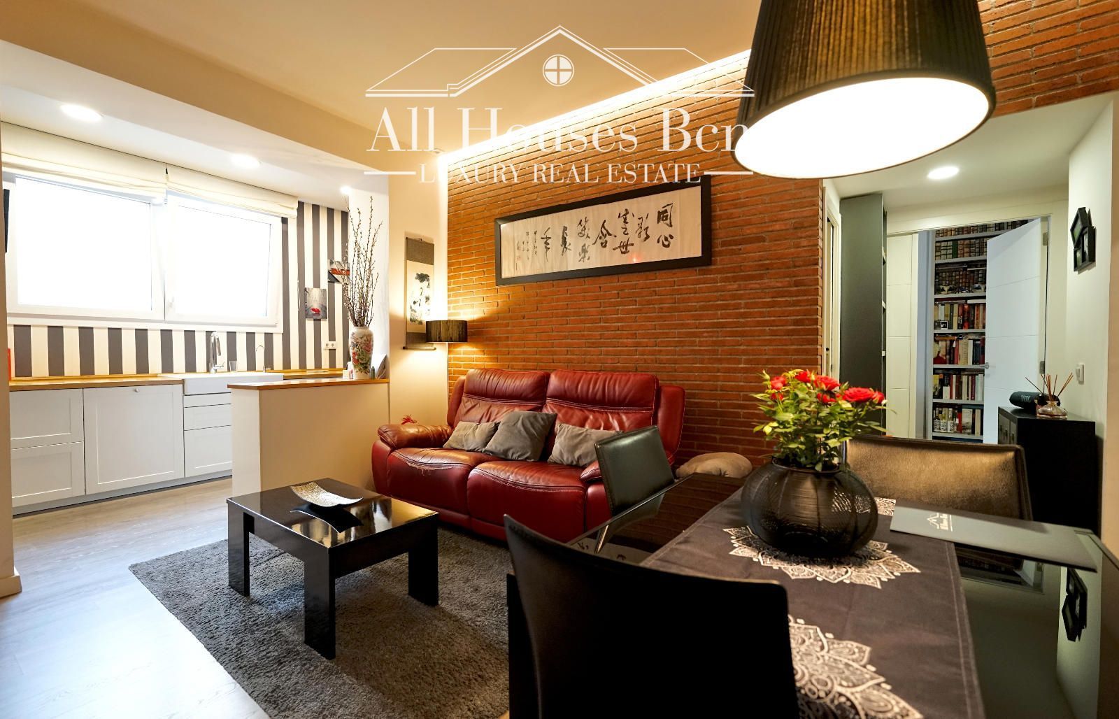 Exterior view of Duplex for sale in  Barcelona Capital  with Air Conditioner, Heating and Furnished