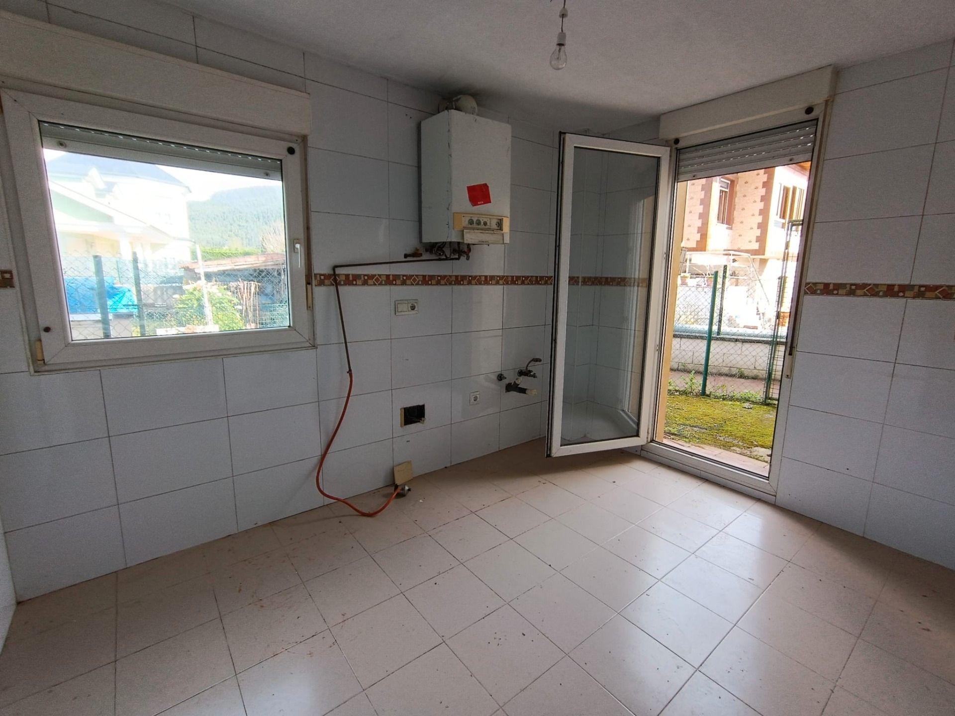 Cuina de Planta baixa en venda en Castañeda amb Calefacció, Jardí privat i Traster