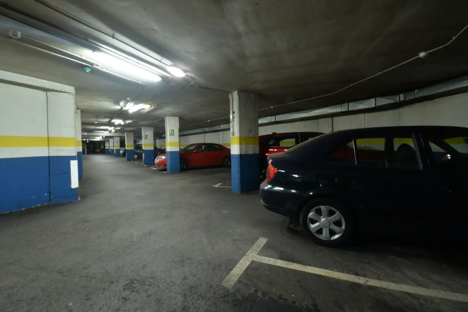 Parking de Piso en venta en Oviedo  con Calefacción y Trastero